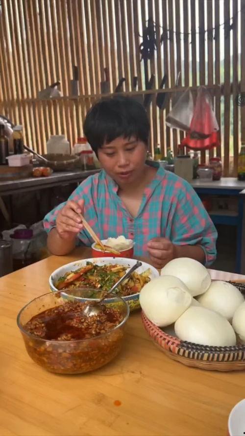 娱乐吃瓜酱厨师,吃瓜酱厨师生动演绎娱乐圈风云